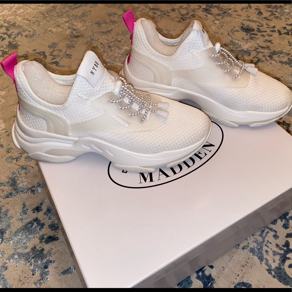BRAND NEW Steve Madden sneaker